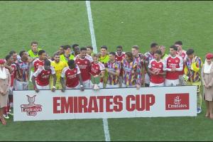 3-0完胜毕巴！赛后庆祝，队长厄德高手捧酋长杯奖杯