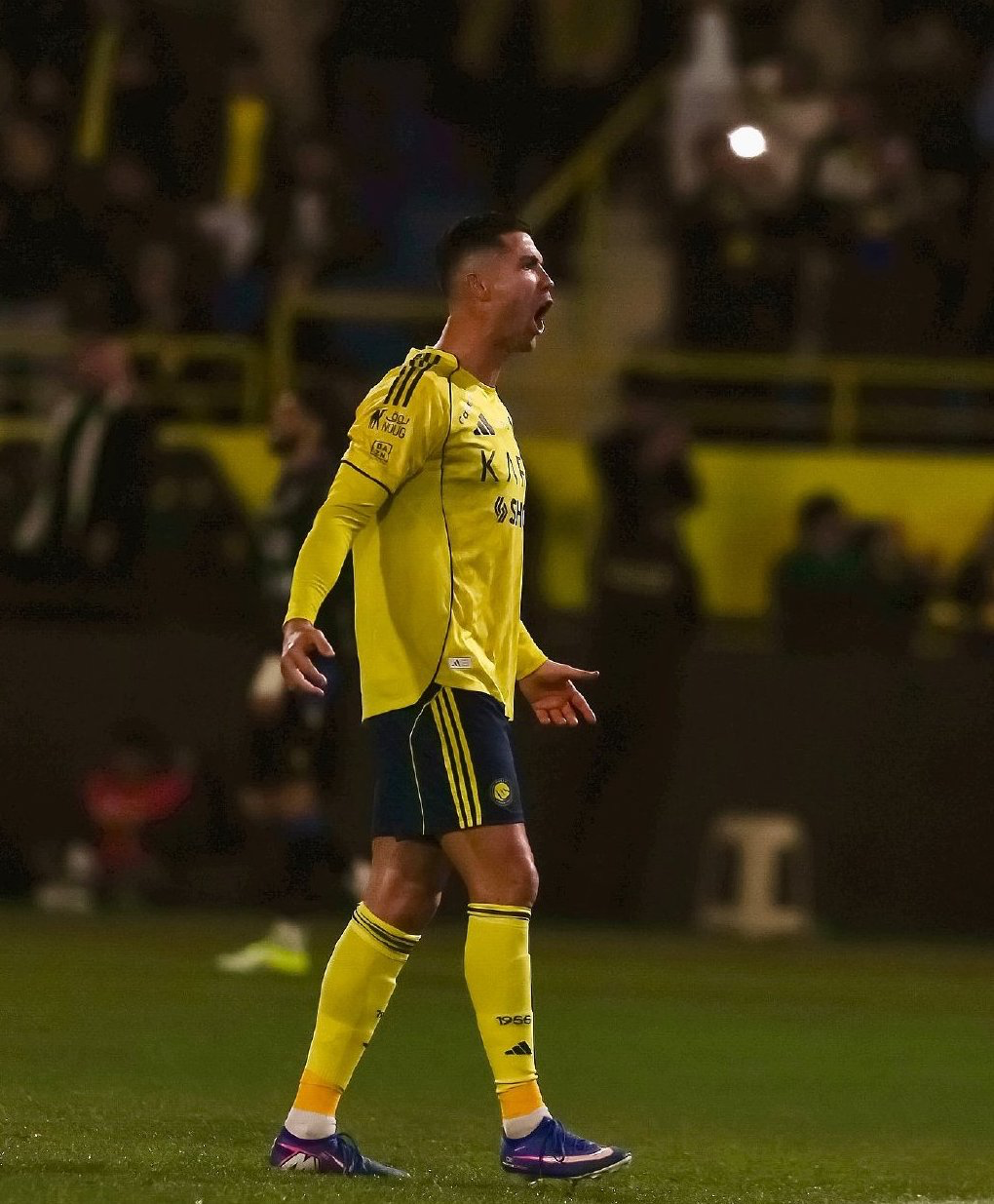 九游体育下载-C罗躲球！越位！跳水！0进球0助攻！评分接近全场垫底！