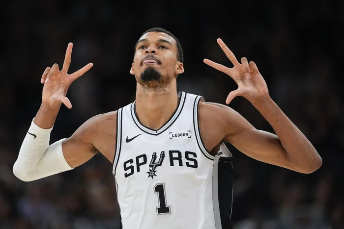 比分预测-文班刷新姚明尘封纪录 续写NBA中锋传承|文班亚马|圣安东尼奥马刺队|NBA常规赛|夏洛特黄蜂队|篮板_新浪体育_新浪新闻