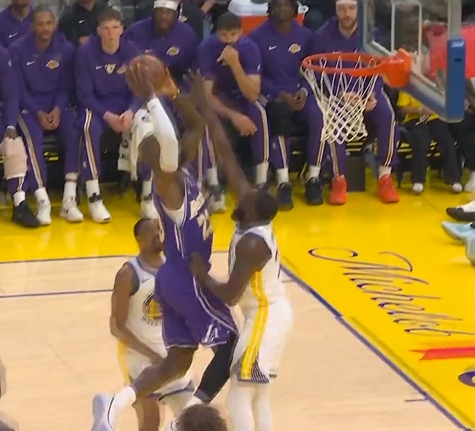 九游体育官方网站-詹姆斯突破途中疑似顶到了“小追梦”！追梦捂裆有些不适